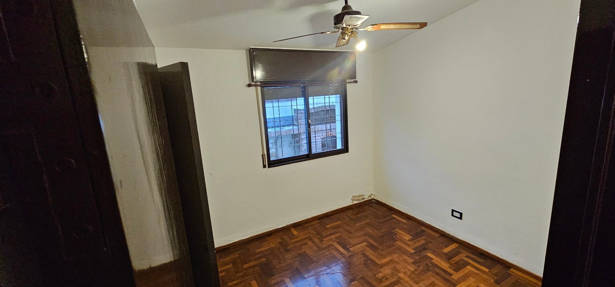 CASA EN VENTA - B° POETA LUGONES - IDEAL PARA MODERNIZAR