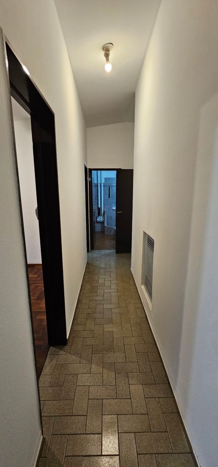 CASA EN VENTA - B° POETA LUGONES - IDEAL PARA MODERNIZAR