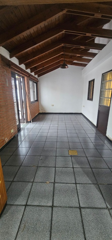 CASA EN VENTA - B° POETA LUGONES - IDEAL PARA MODERNIZAR