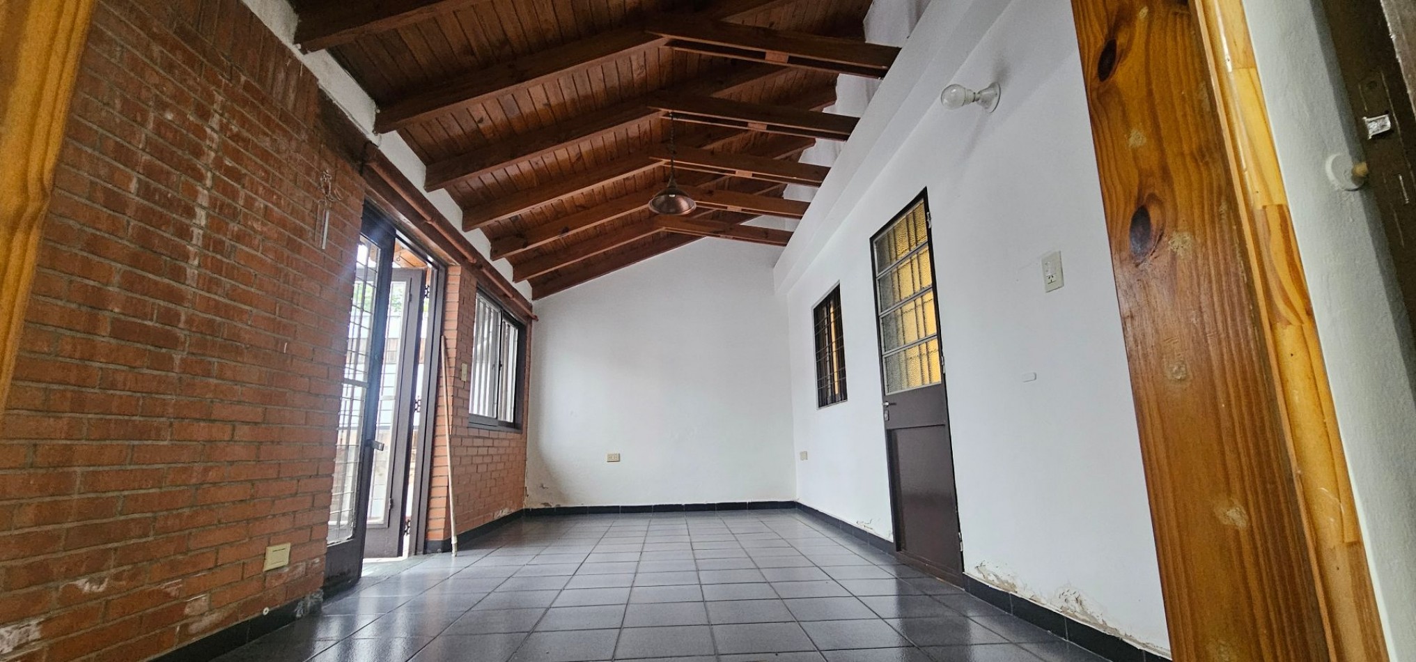 CASA EN VENTA - B° POETA LUGONES - IDEAL PARA MODERNIZAR
