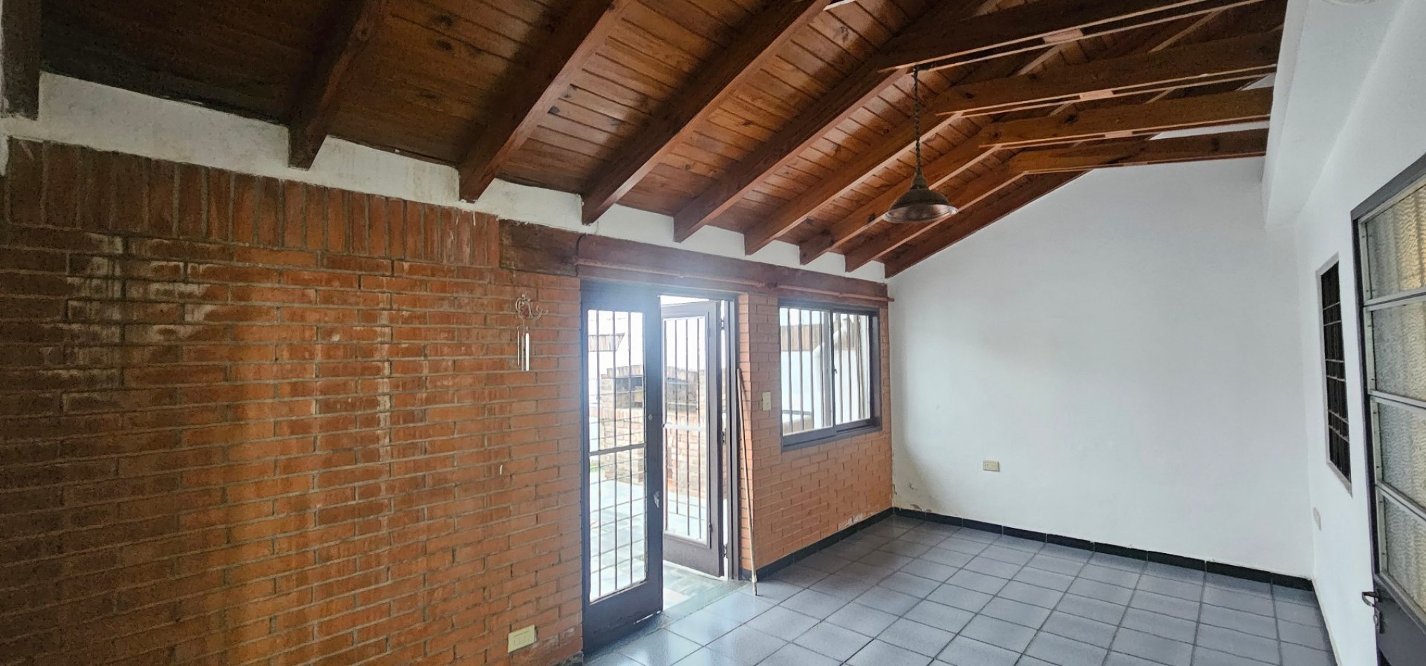 CASA EN VENTA - B° POETA LUGONES - IDEAL PARA MODERNIZAR