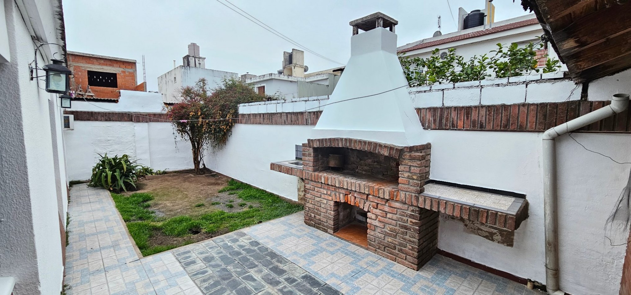 CASA EN VENTA - B° POETA LUGONES - IDEAL PARA MODERNIZAR