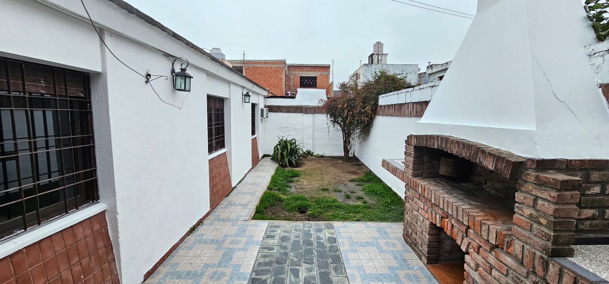 CASA EN VENTA - B° POETA LUGONES - IDEAL PARA MODERNIZAR