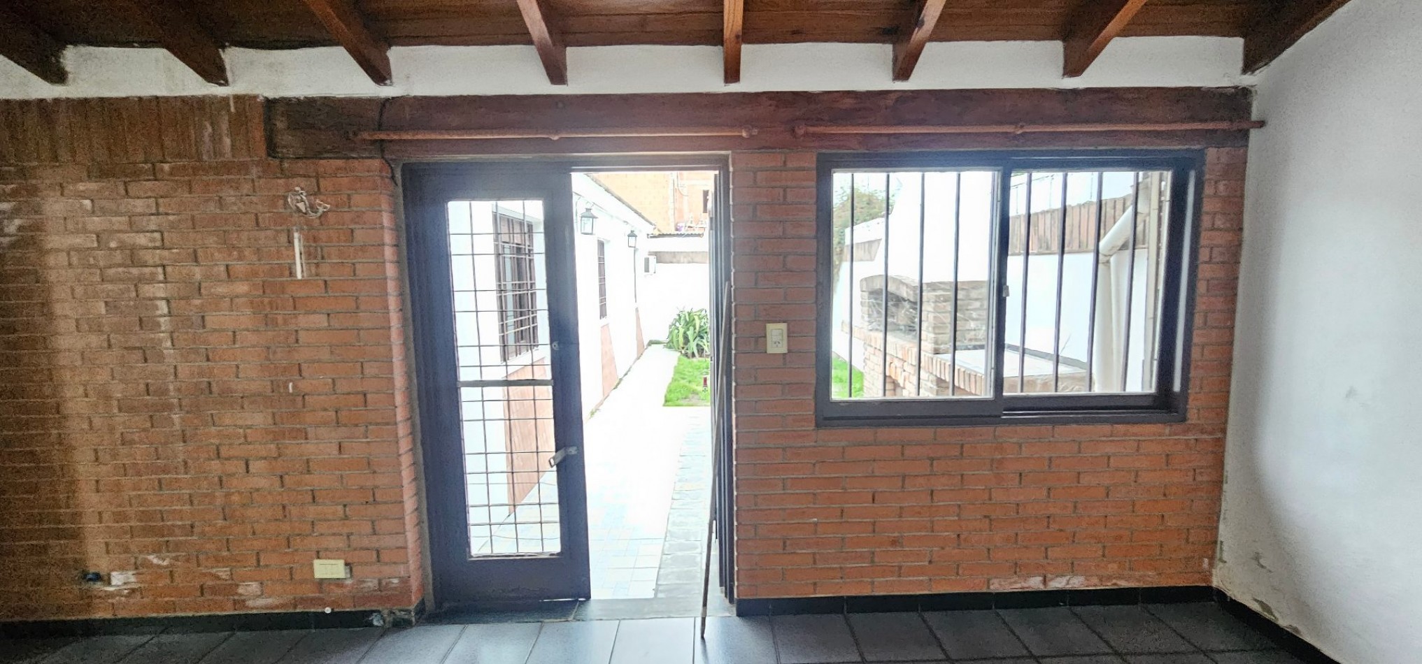CASA EN VENTA - B° POETA LUGONES - IDEAL PARA MODERNIZAR