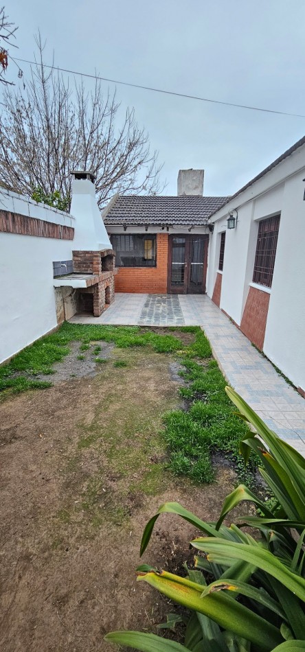 CASA EN VENTA - B° POETA LUGONES - IDEAL PARA MODERNIZAR