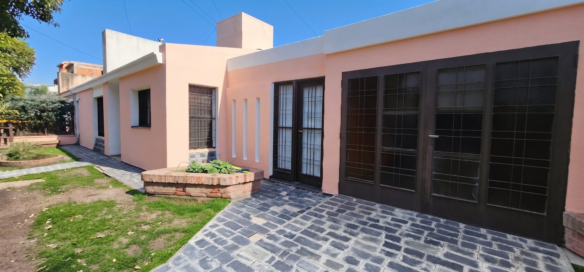 CASA EN VENTA - B° POETA LUGONES - IDEAL PARA MODERNIZAR