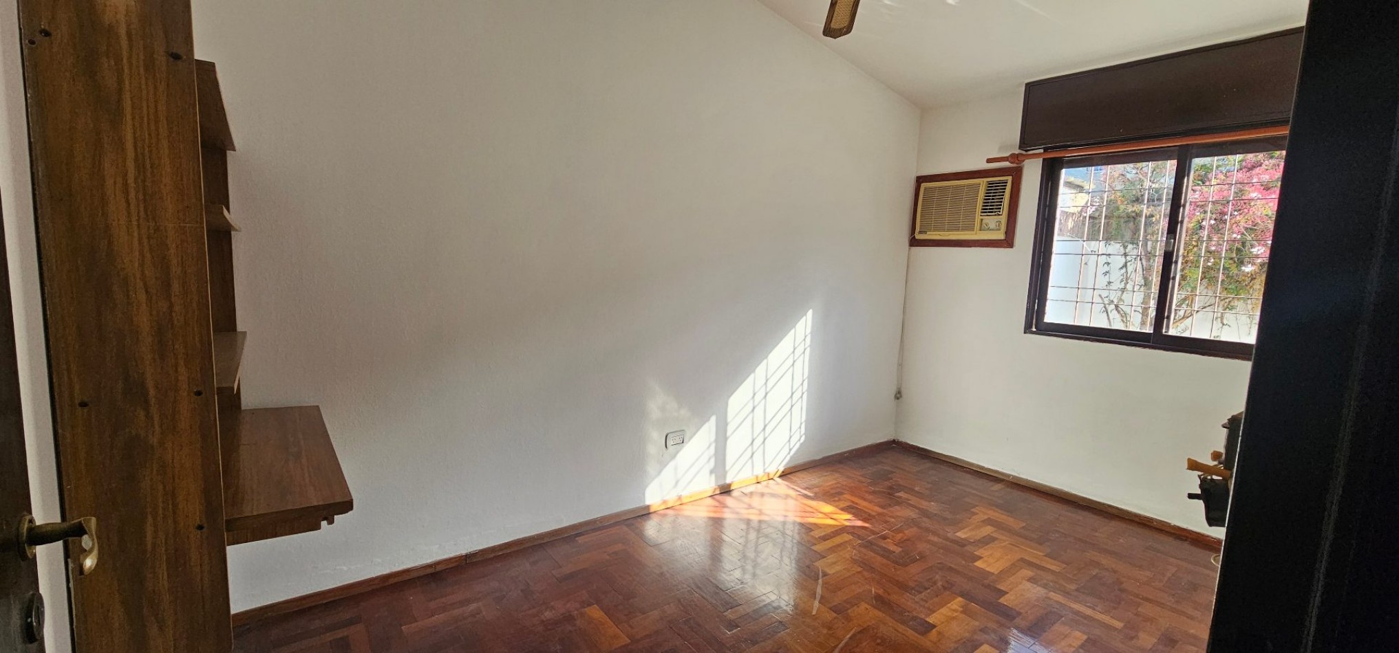 CASA EN VENTA - B° POETA LUGONES - IDEAL PARA MODERNIZAR