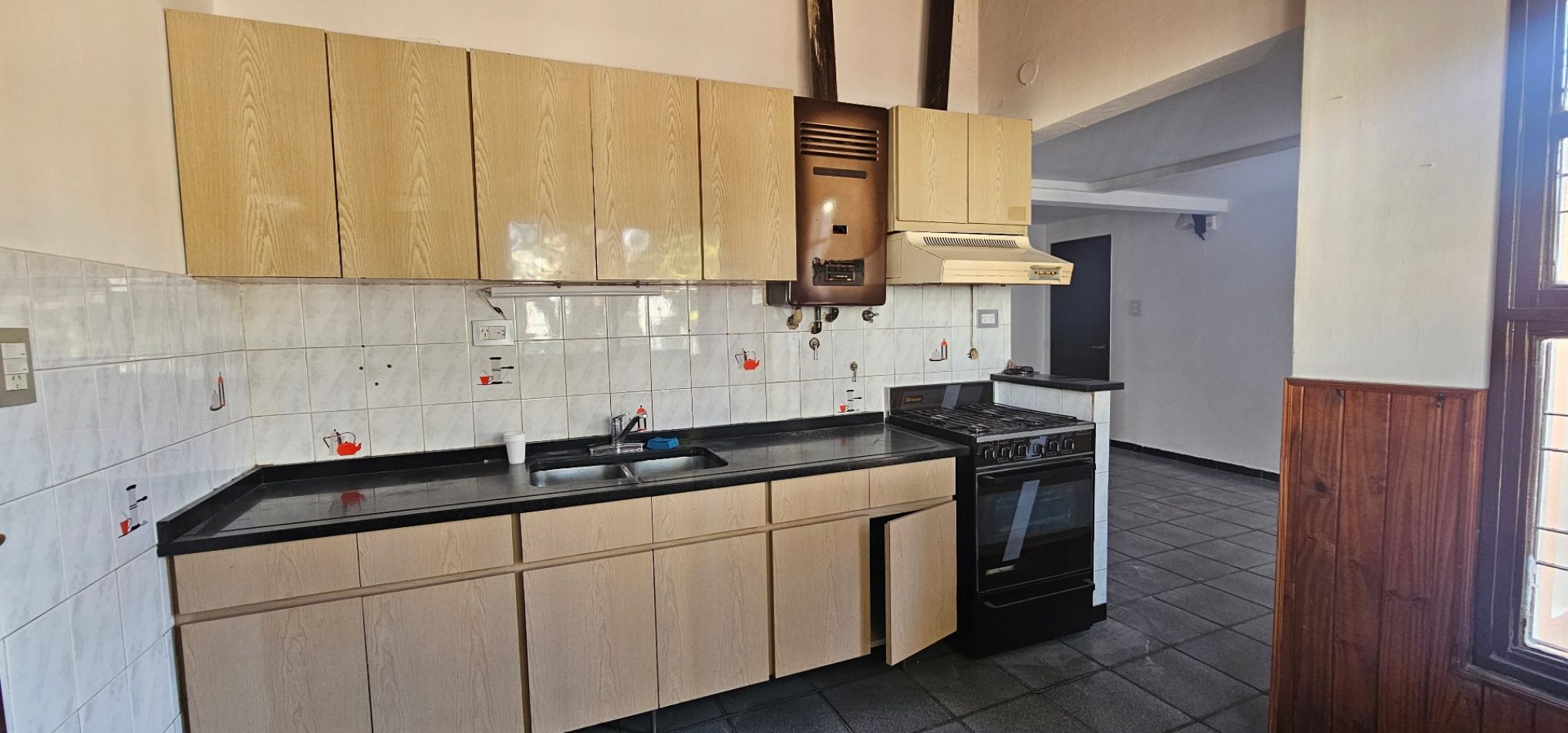 CASA EN VENTA - B° POETA LUGONES - IDEAL PARA MODERNIZAR