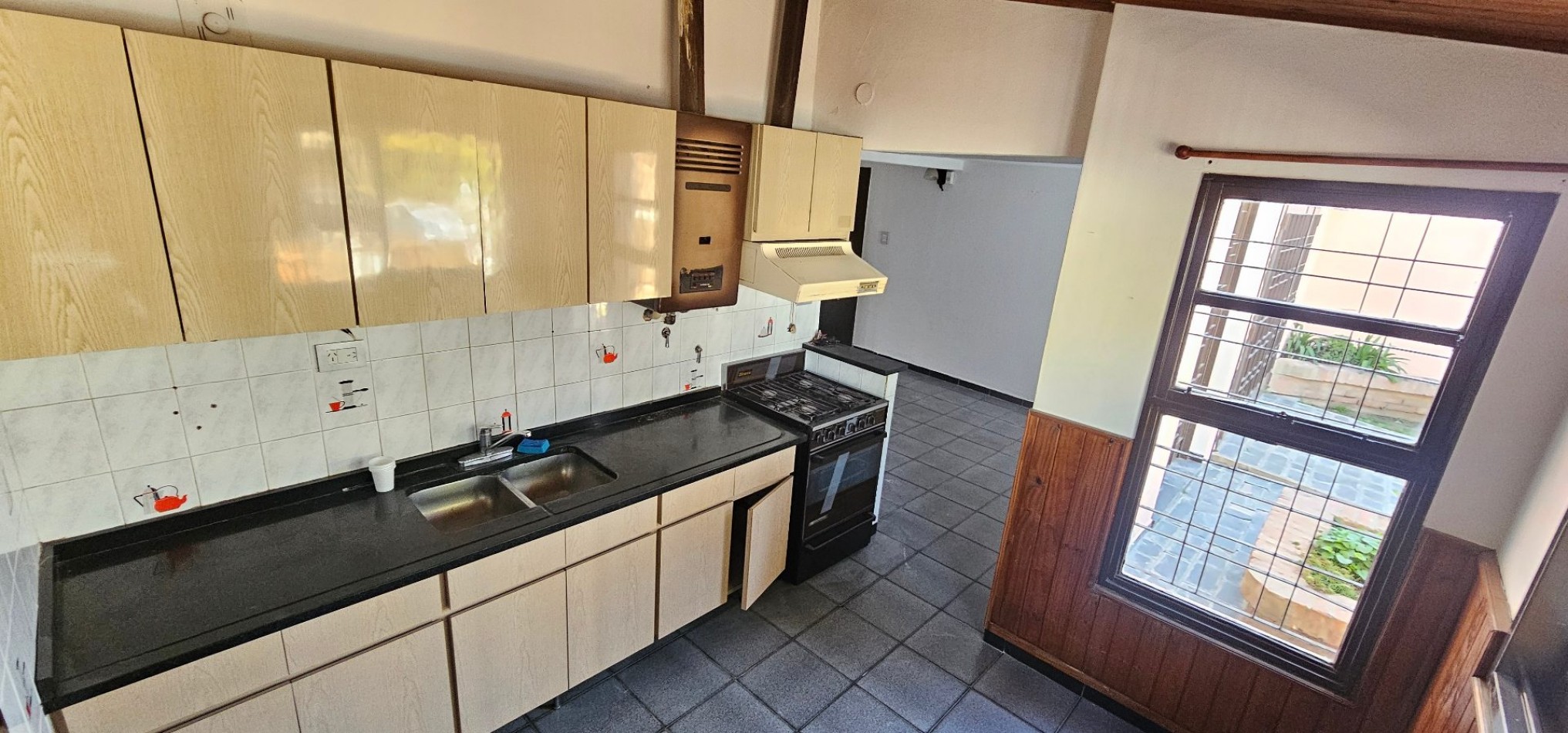 CASA EN VENTA - B° POETA LUGONES - IDEAL PARA MODERNIZAR