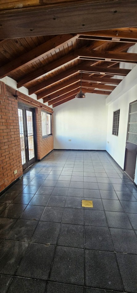 CASA EN VENTA - B° POETA LUGONES - IDEAL PARA MODERNIZAR