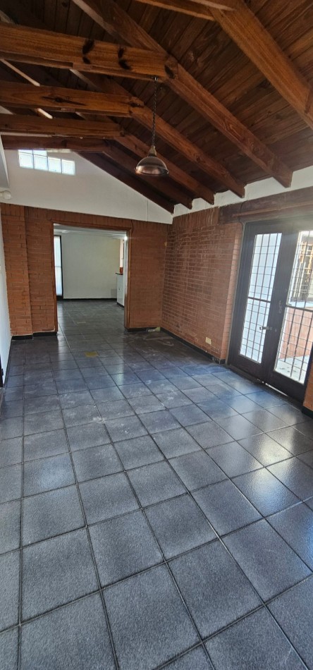 CASA EN VENTA - B° POETA LUGONES - IDEAL PARA MODERNIZAR