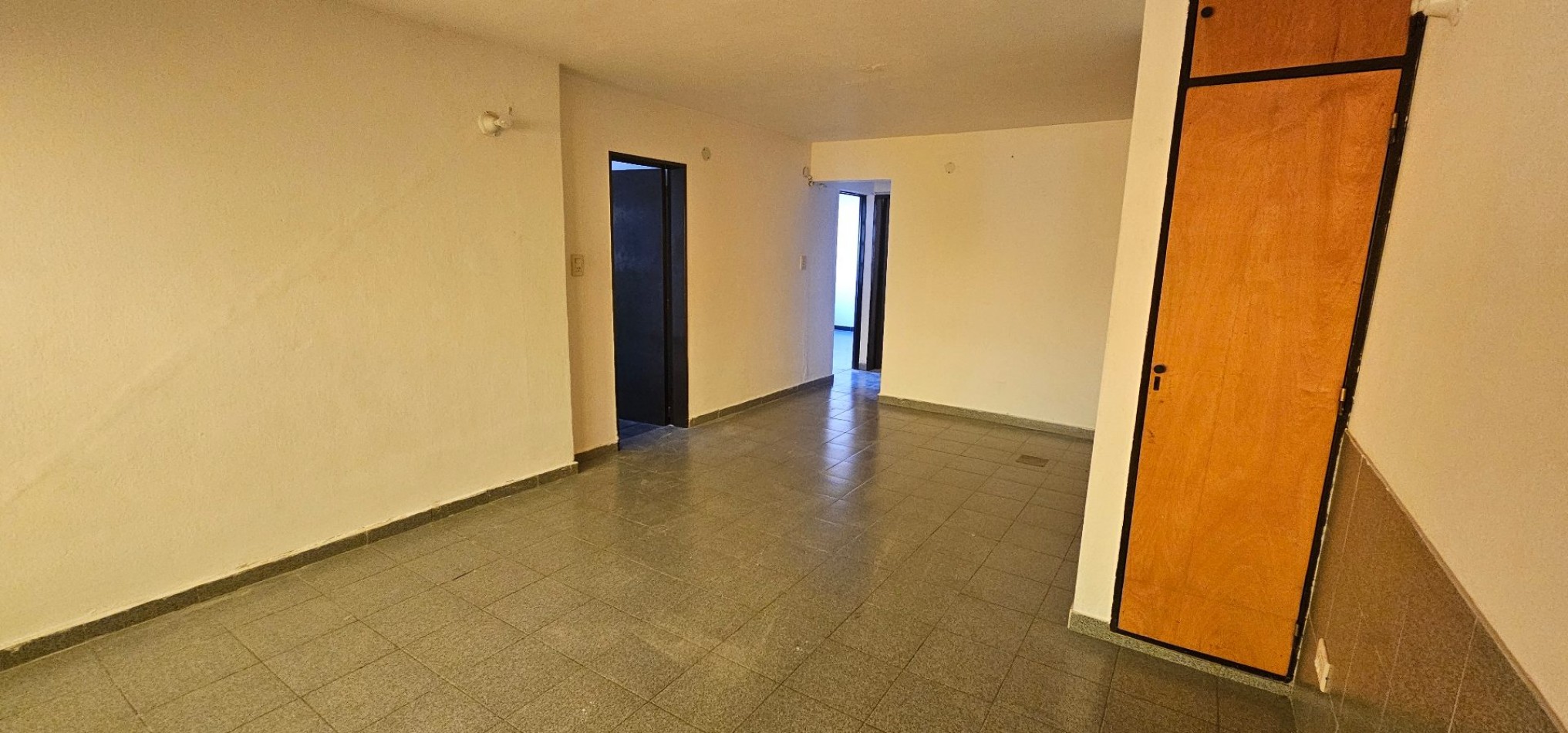 CASA EN VENTA - B° POETA LUGONES - IDEAL PARA MODERNIZAR