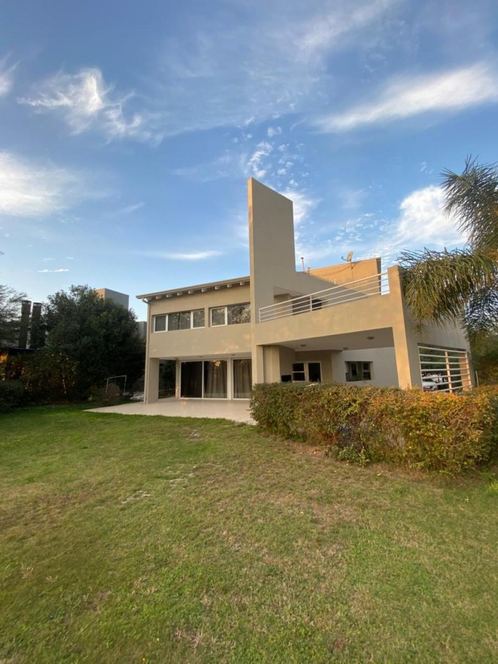 CASA 5 Dorm EN ALQUILER - B° Costa Verde