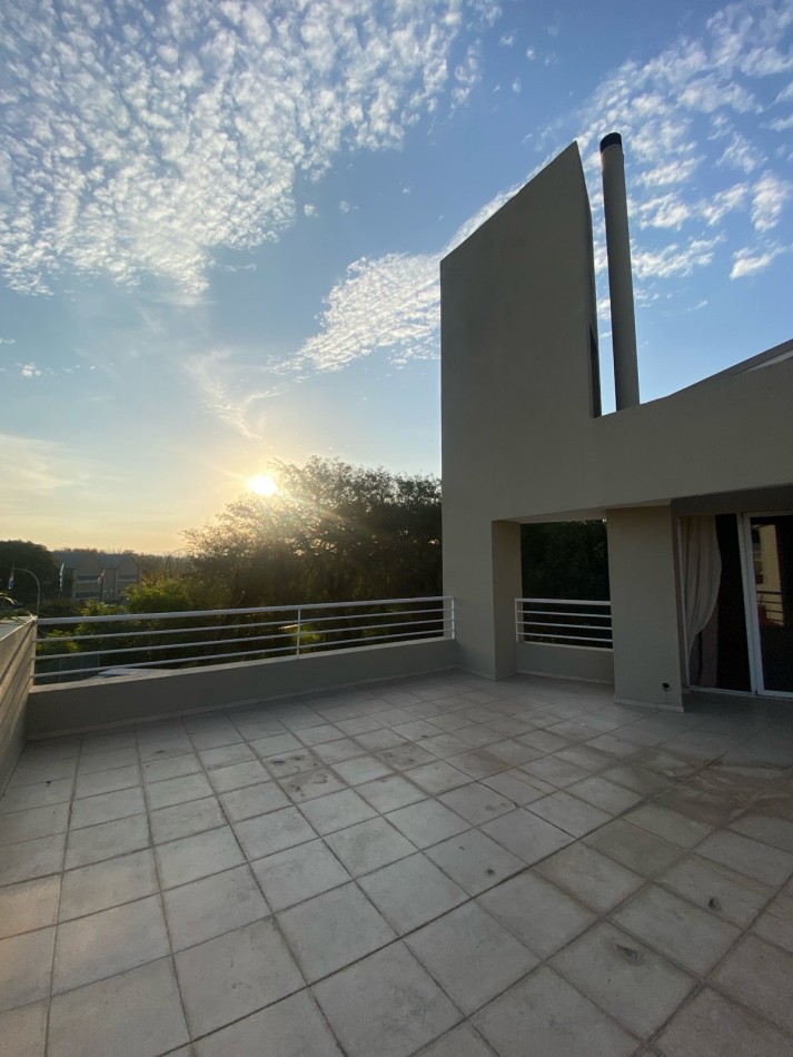 CASA 5 Dorm EN ALQUILER - B° Costa Verde