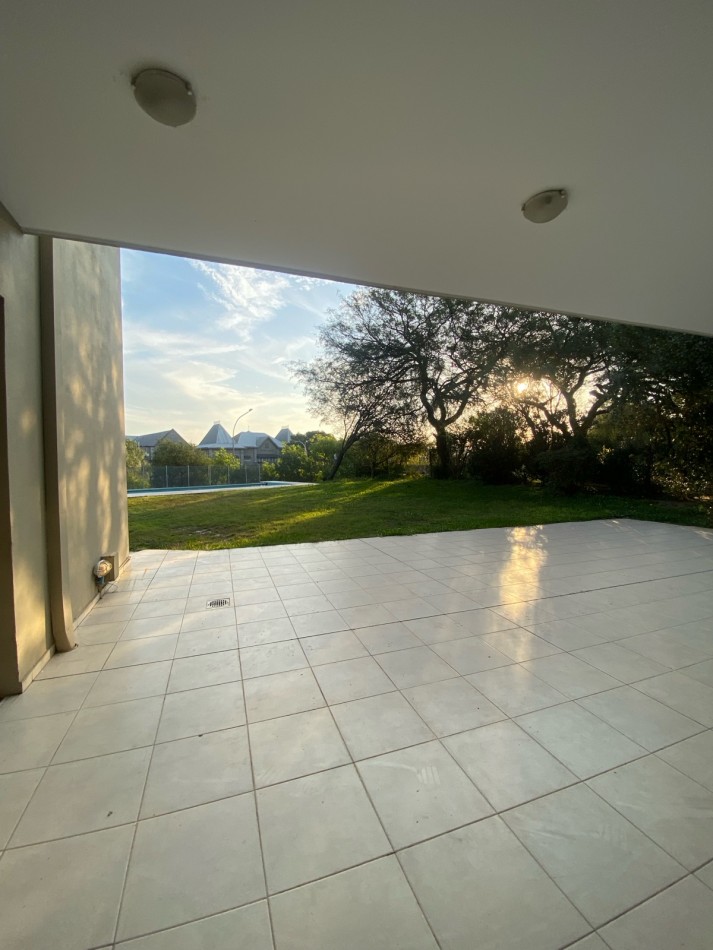 CASA 5 Dorm EN ALQUILER - B° Costa Verde