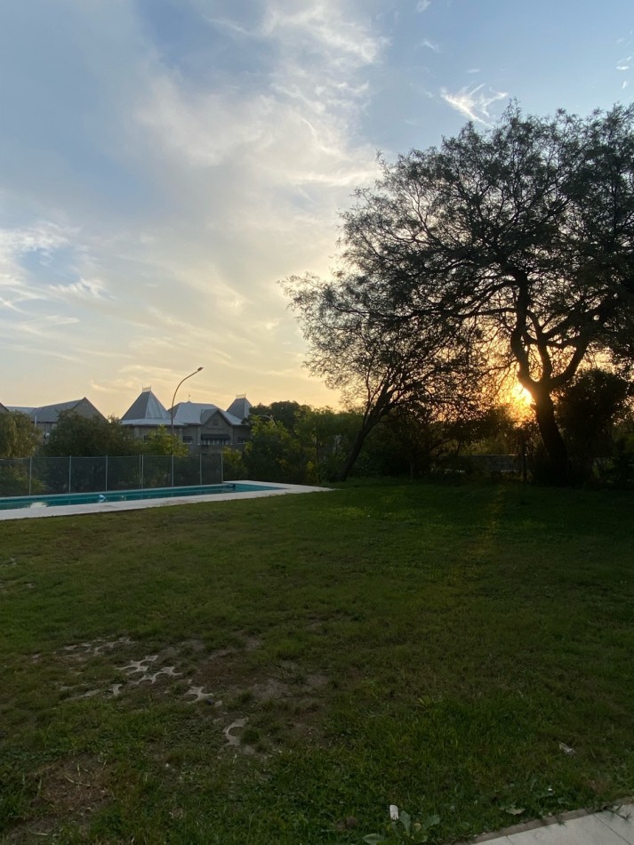 CASA 5 Dorm EN ALQUILER - B° Costa Verde