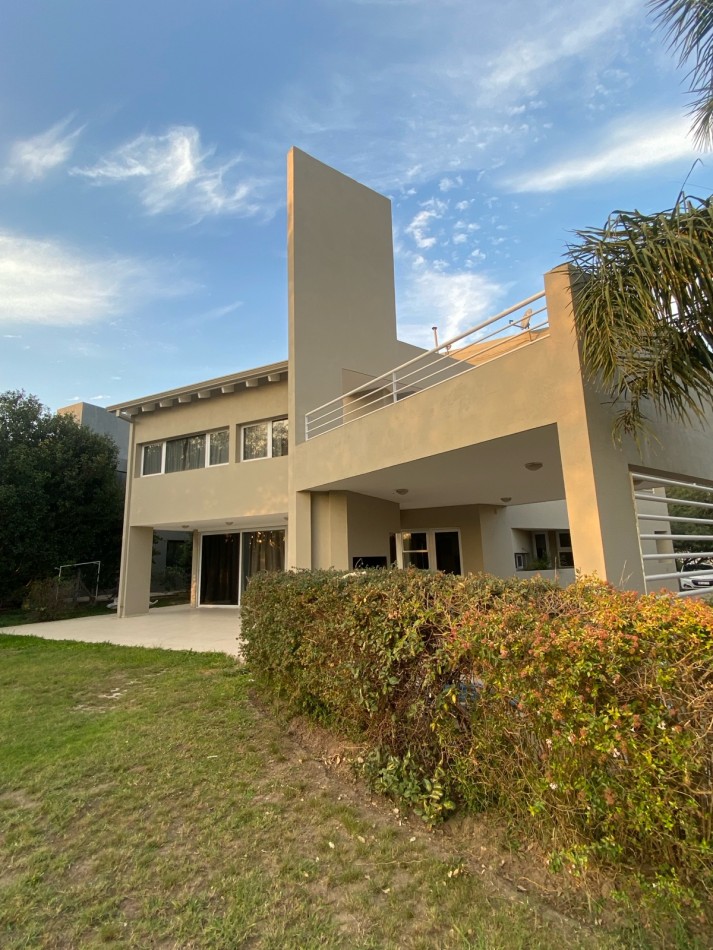 CASA 5 Dorm EN ALQUILER - B° Costa Verde