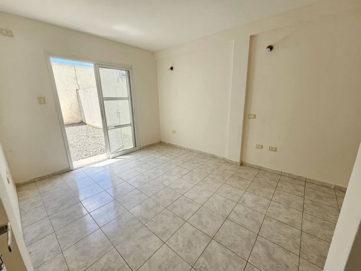 Guemes - Departamento en Planta Baja con Patio y Cochera 