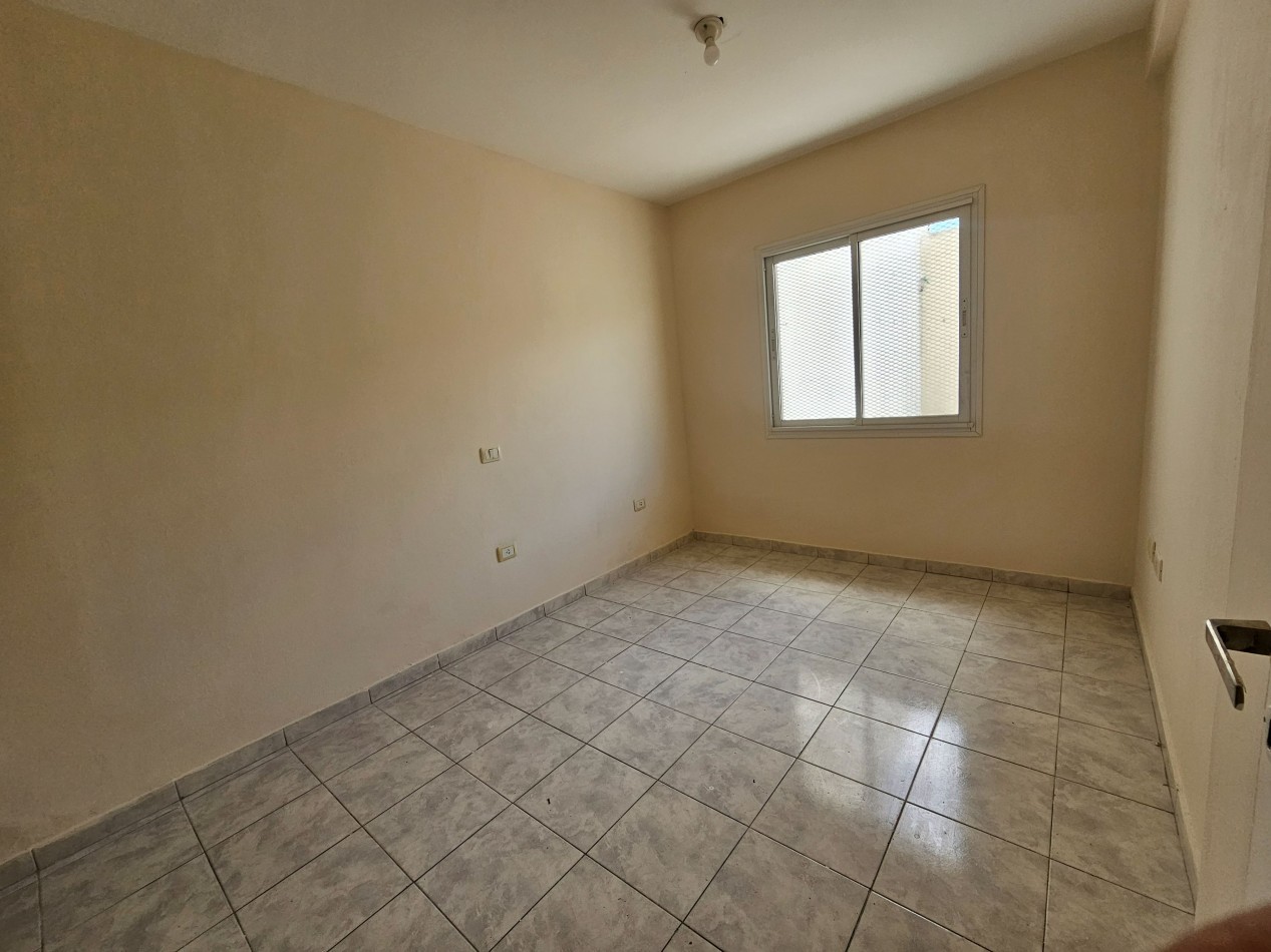 Guemes - Departamento en Planta Baja con Patio y Cochera 