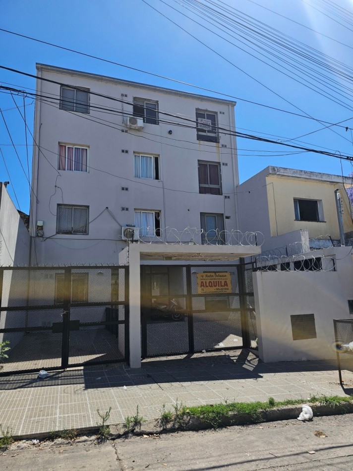 Guemes - Departamento en Planta Baja con Patio y Cochera 